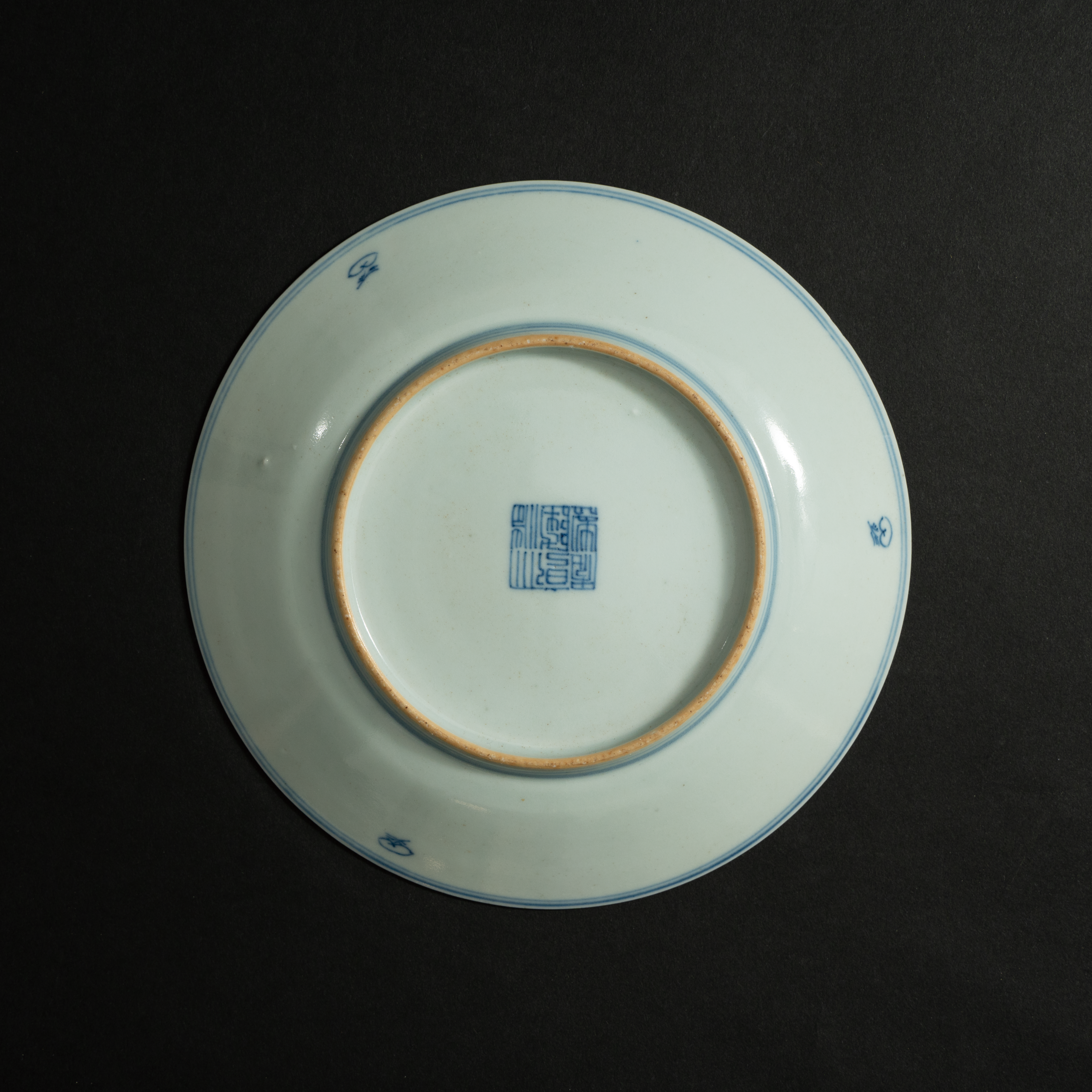 Lot 097 A BLUE AND WHITE 'LOTUS' DISH
QING DYNASTY, QIANLONG PERIOD
清乾隆 青花缠枝莲纹盘 - Image 2