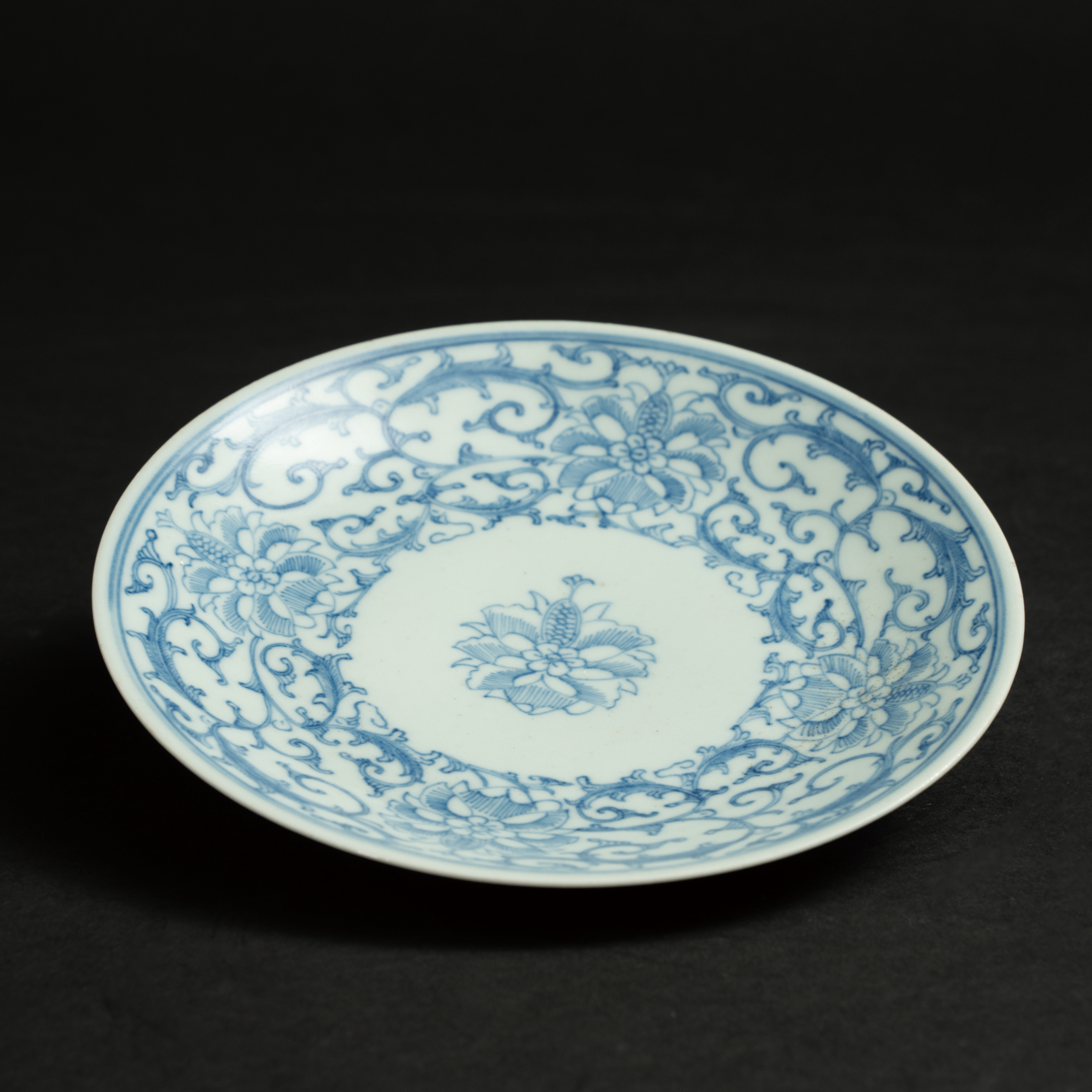 Lot 097 A BLUE AND WHITE 'LOTUS' DISH
QING DYNASTY, QIANLONG PERIOD
清乾隆 青花缠枝莲纹盘 - Image 3