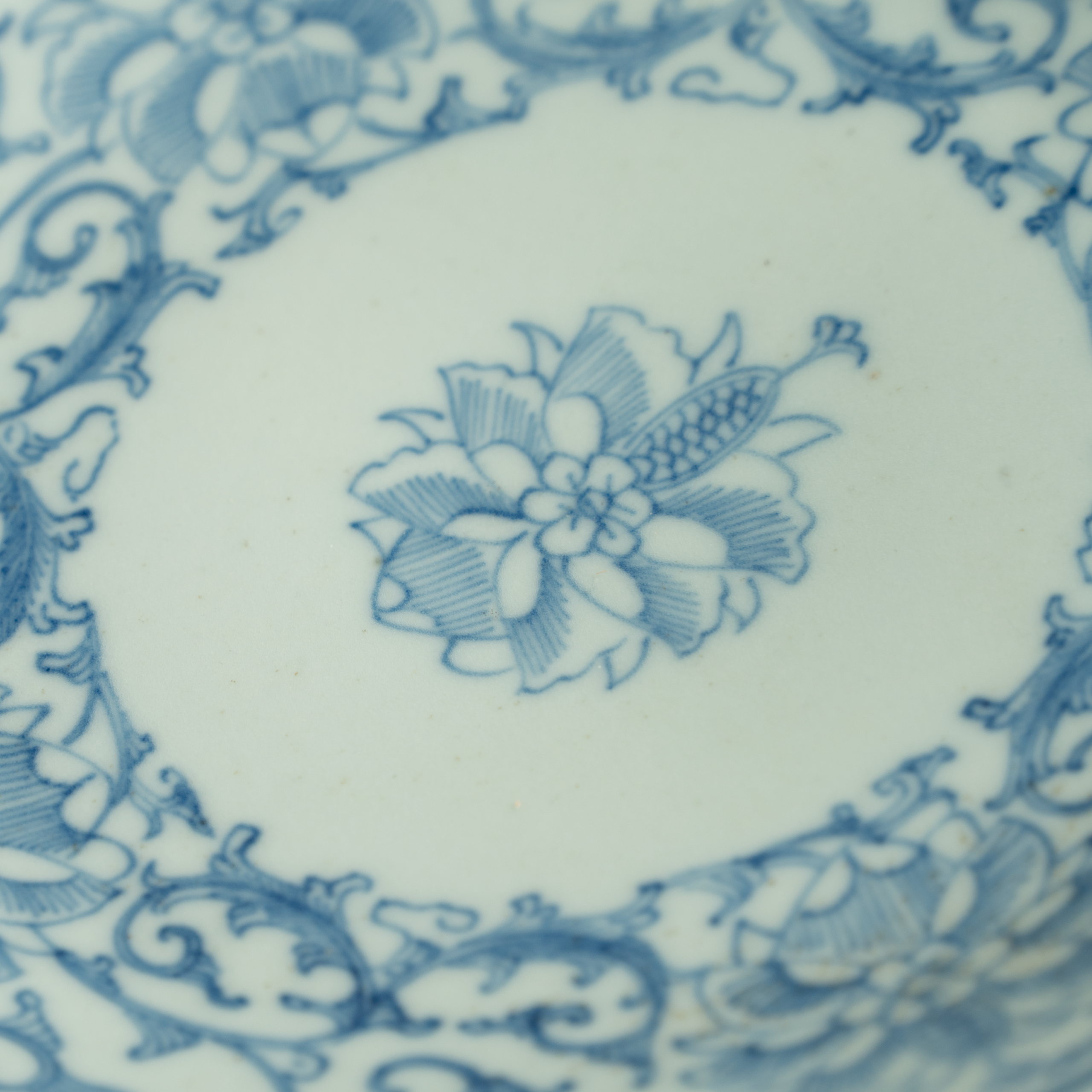 Lot 097 A BLUE AND WHITE 'LOTUS' DISH
QING DYNASTY, QIANLONG PERIOD
清乾隆 青花缠枝莲纹盘 - Image 4