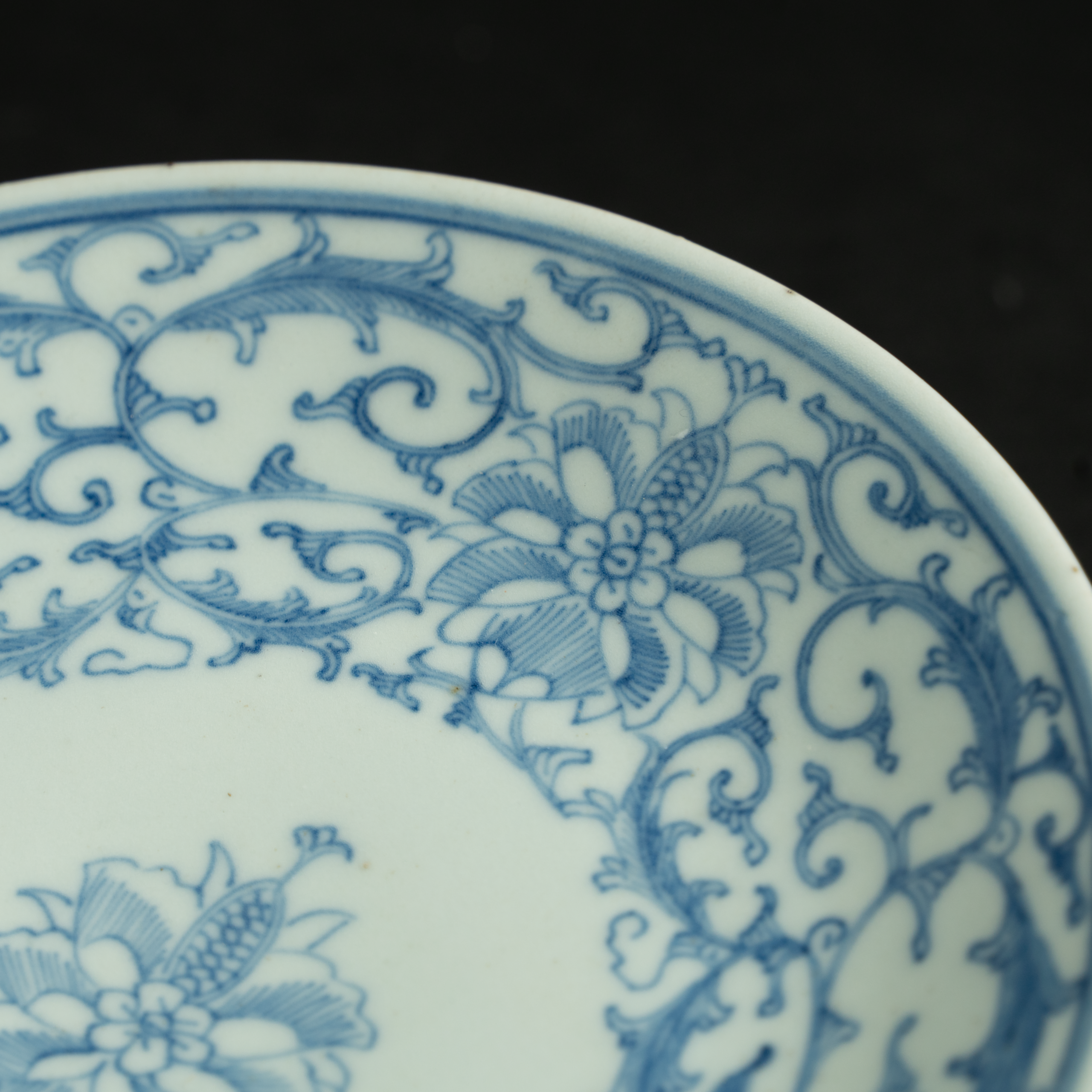 Lot 097 A BLUE AND WHITE 'LOTUS' DISH
QING DYNASTY, QIANLONG PERIOD
清乾隆 青花缠枝莲纹盘 - Image 5