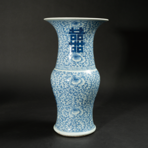 Lot 098 A BLUE AND WHITE 'DOUBLE HAPPINESS' PHOENIX-TAIL VASE
19TH CENTURY
清19世纪 青花缠枝莲纹“囍”字凤尾尊