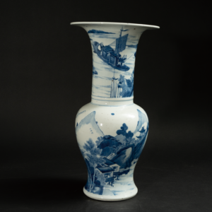 Lot 099 A BLUE AND WHITE 'LANDSCAPE AND FIGURES' PHOENIX-TAIL VASE (FENGWEIZUN)
KANGXI PERIOD (1662–1722) OR LATER
清康熙或更晚 青花山水人物纹凤尾尊