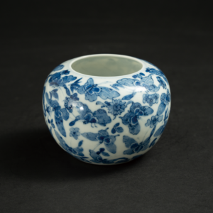 Lot 100 A BLUE AND WHITE 'BUTTERFLIES AND FLOWERS' WATER POT
19TH CENTURY
清19世纪 青花百蝶纹小缸