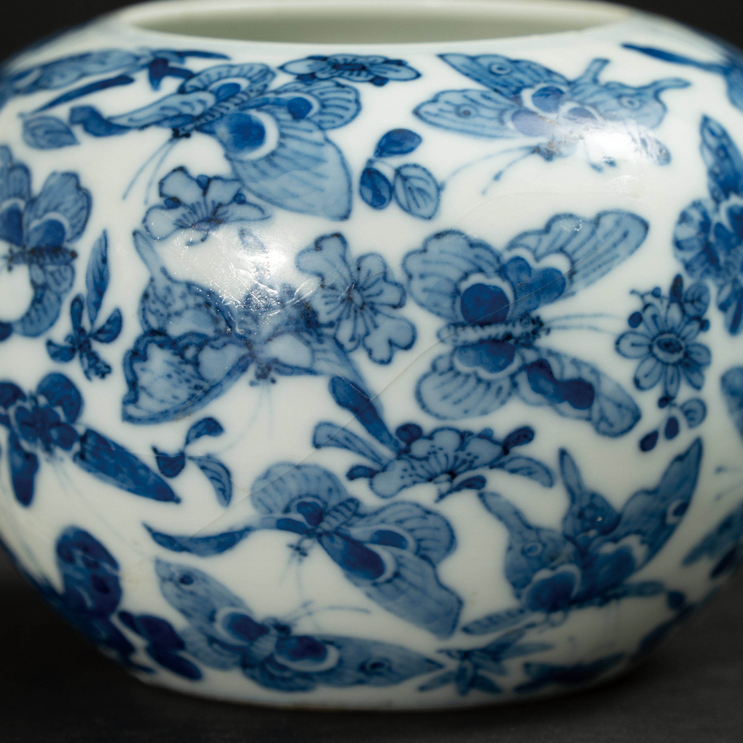 Lot 100 A BLUE AND WHITE 'BUTTERFLIES AND FLOWERS' WATER POT
19TH CENTURY
清19世纪 青花百蝶纹小缸 - Image 4