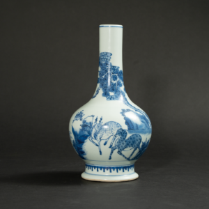 Lot 102 A BLUE AND WHITE 'DEER AND PINE' BOTTLE VASE
QING DYNASTY (1644–1911)
清 青花鹿鹤同春图长颈瓶
