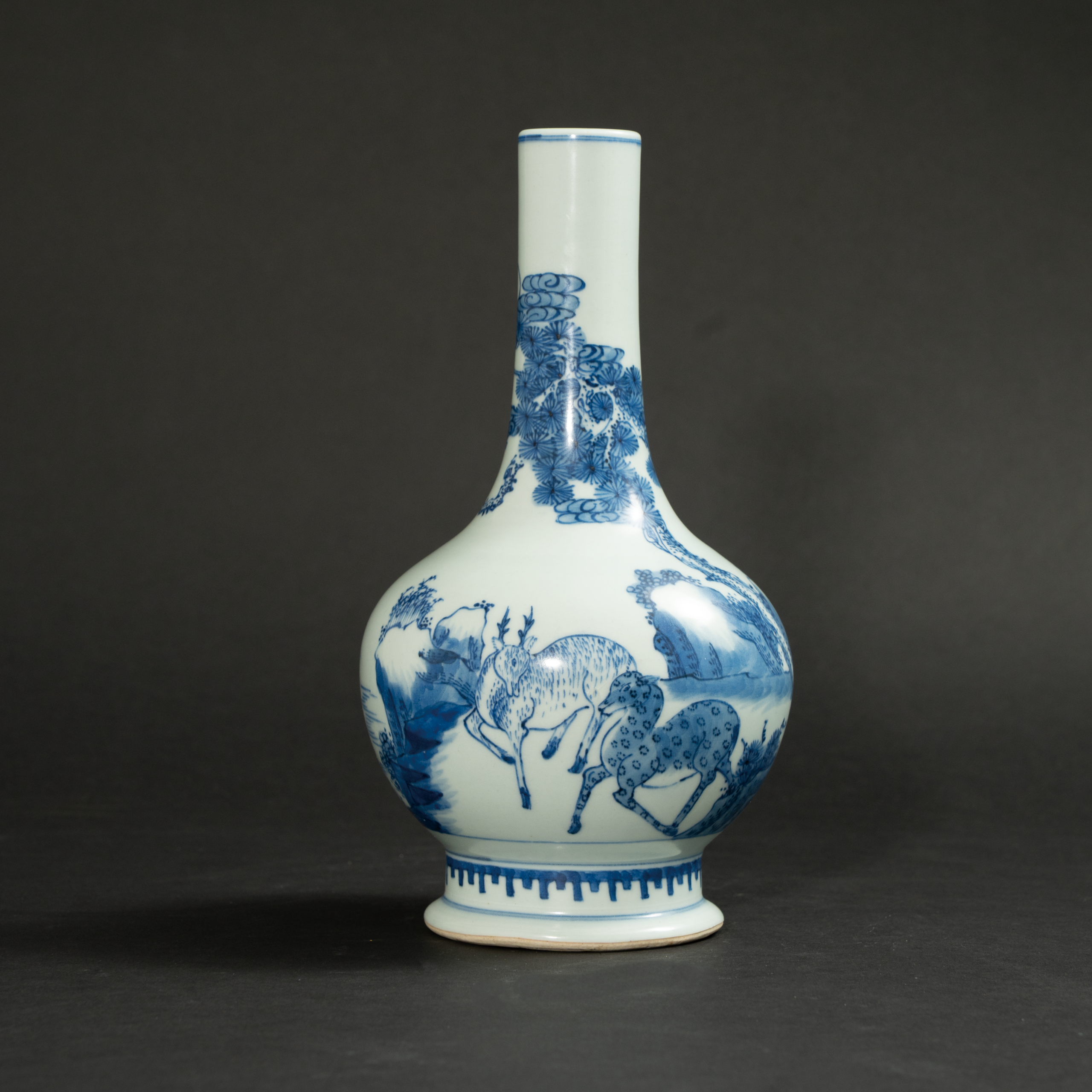 Lot 102 A BLUE AND WHITE 'DEER AND PINE' BOTTLE VASE
QING DYNASTY (1644–1911)
清 青花鹿鹤同春图长颈瓶