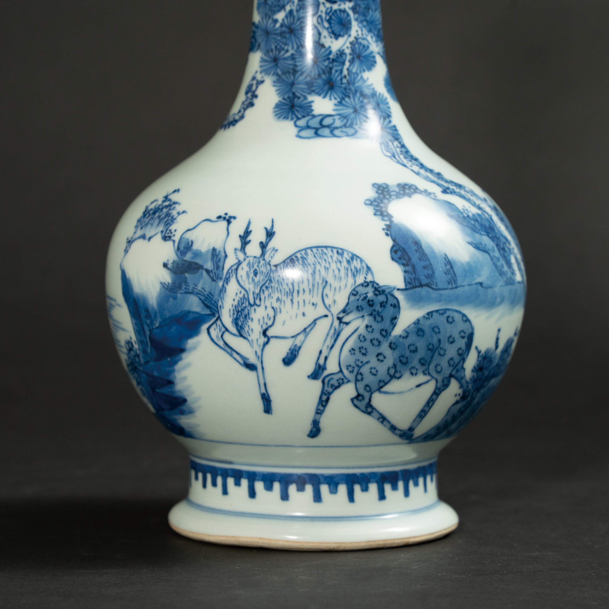 Lot 102 A BLUE AND WHITE 'DEER AND PINE' BOTTLE VASE
QING DYNASTY (1644–1911)
清 青花鹿鹤同春图长颈瓶 - Image 2