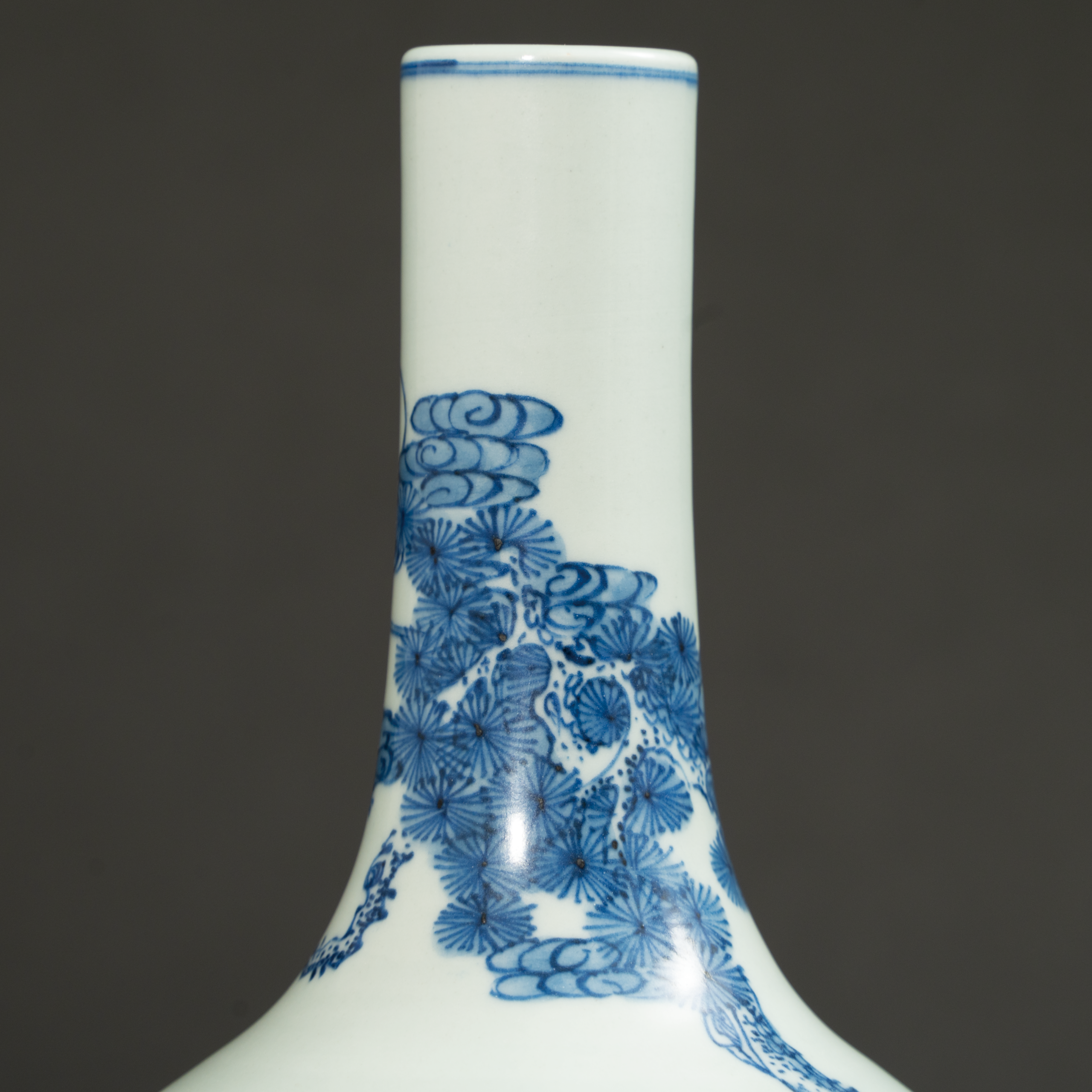 Lot 102 A BLUE AND WHITE 'DEER AND PINE' BOTTLE VASE
QING DYNASTY (1644–1911)
清 青花鹿鹤同春图长颈瓶 - Image 3