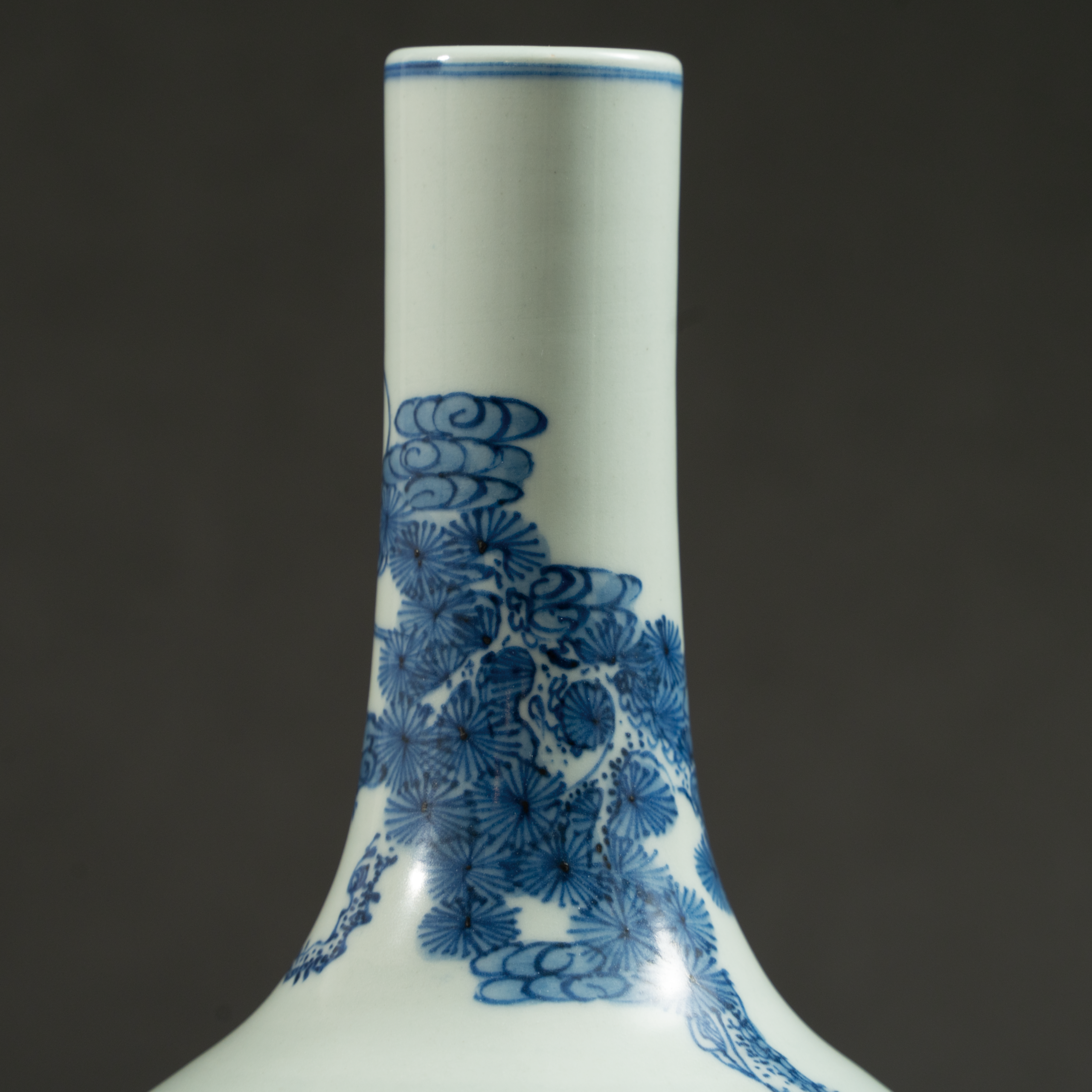 Lot 102 A BLUE AND WHITE 'DEER AND PINE' BOTTLE VASE
QING DYNASTY (1644–1911)
清 青花鹿鹤同春图长颈瓶 - Image 4
