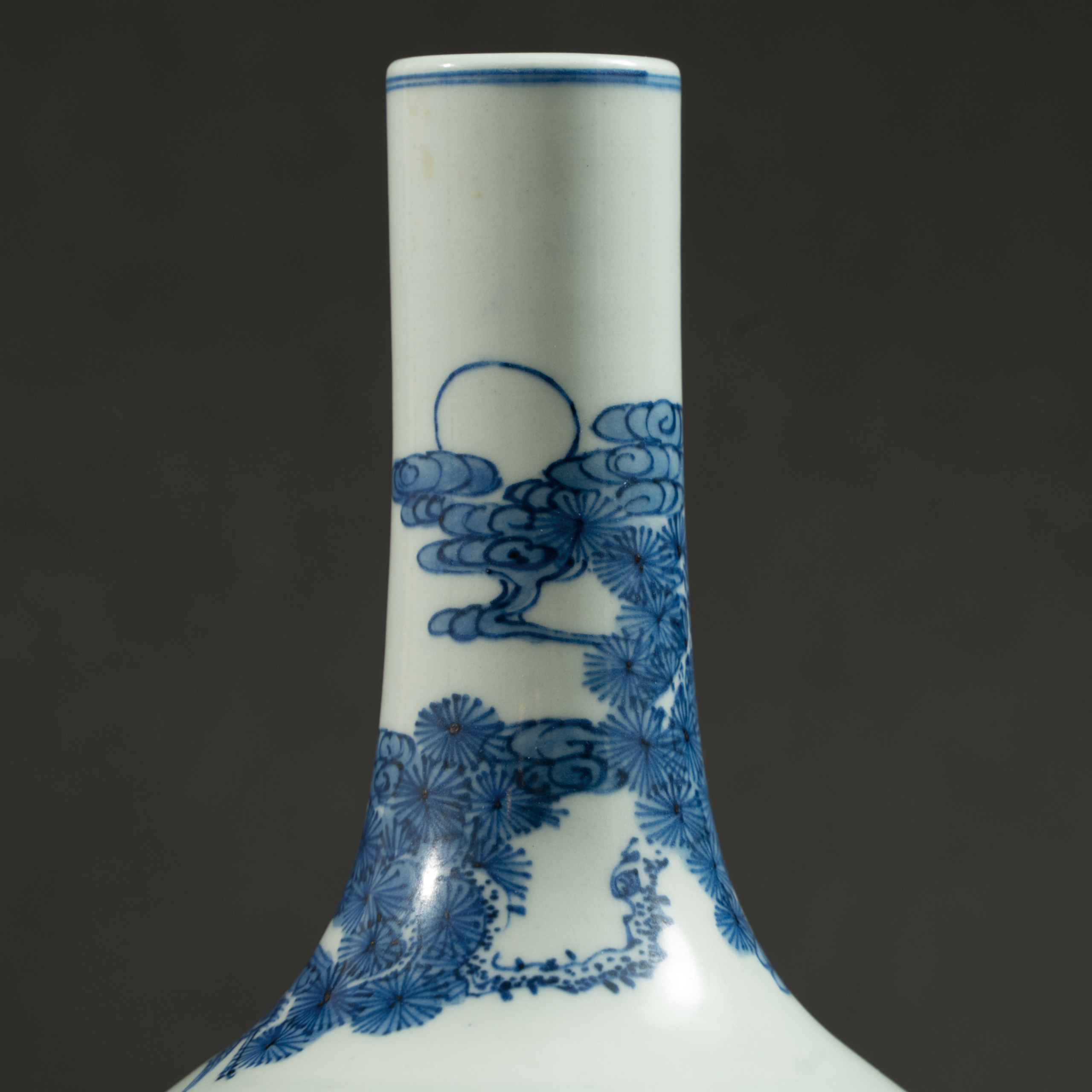 Lot 102 A BLUE AND WHITE 'DEER AND PINE' BOTTLE VASE
QING DYNASTY (1644–1911)
清 青花鹿鹤同春图长颈瓶 - Image 5