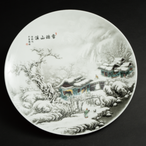 Lot 103 A LARGE FAMILLE NOIRE 'WINTER LANDSCAPE' CHARGER
MODERN PERIOD
现代 汪林作墨彩雪景山水大盘