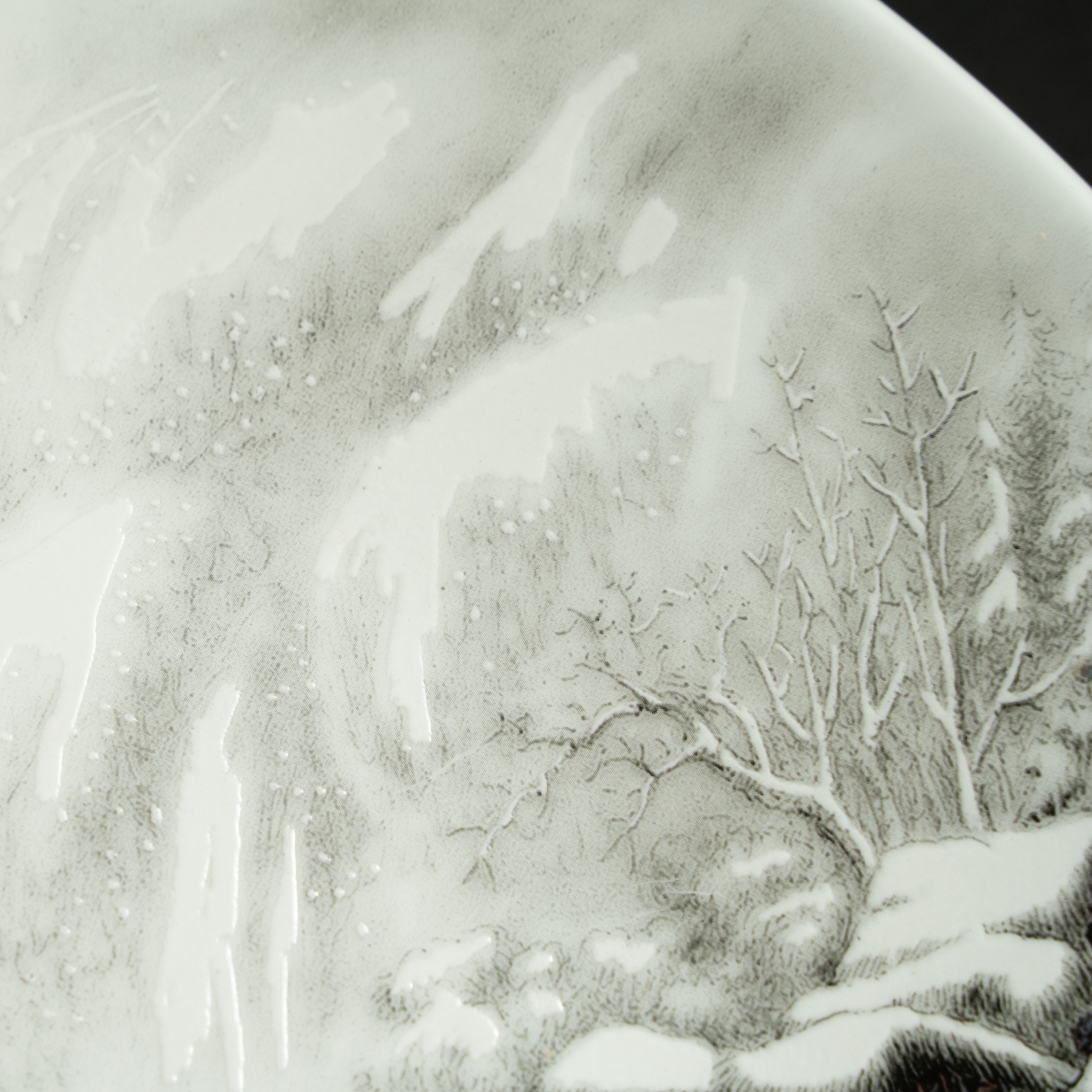 Lot 103 A LARGE FAMILLE NOIRE 'WINTER LANDSCAPE' CHARGER
MODERN PERIOD
现代 汪林作墨彩雪景山水大盘 - Image 5